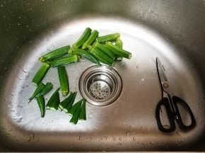 秋葵洗净，在尾部三分之一剪开，留尾部，其三分之二剪成小段