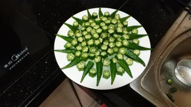 如图，秋葵铺在粉丝上