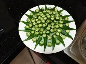 如图，秋葵铺在粉丝上