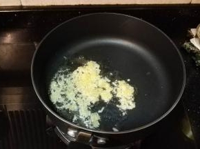 蒸秋葵时，不粘锅放入油、蒜蓉炒均匀