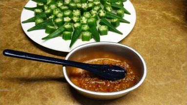 将蒜蓉辣酱淋在秋葵面上