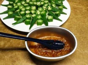 将蒜蓉辣酱淋在秋葵面上