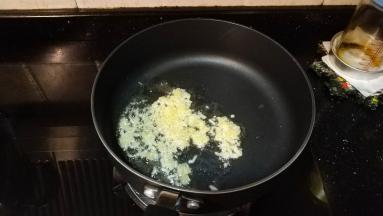 锅里热油放入蒜蓉微炒