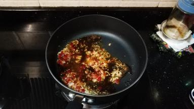 倒入剁椒、酱油、糖、料酒