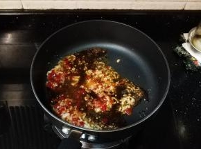 倒入剁椒、酱油、糖、料酒