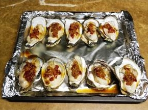 将蒜蓉辣酱放在生蚝上