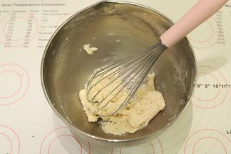 玉米油和牛奶混合乳化后，筛入低筋面粉，拌匀