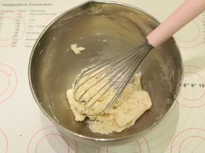 玉米油和牛奶混合乳化后，筛入低筋面粉，拌匀