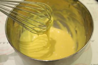 拌至顺滑的蛋黄糊