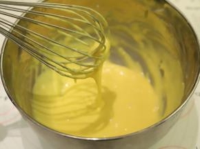 拌至顺滑的蛋黄糊