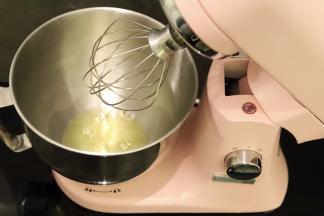 将蛋清磕入厨师机盆内，滴入柠檬汁，安装好打蛋笼