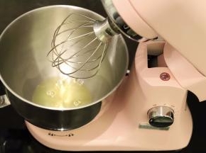 将蛋清磕入厨师机盆内，滴入柠檬汁，安装好打蛋笼