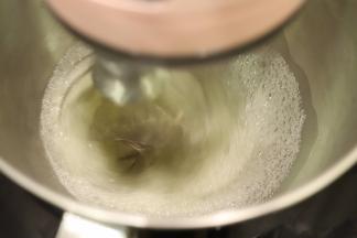 旋转按钮至2档，打发至粗泡，加入第一次细砂糖