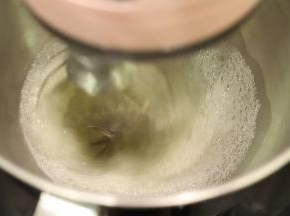 旋转按钮至2档，打发至粗泡，加入第一次细砂糖