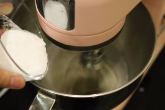 打发至开始有纹理时，加入第二次细砂糖