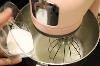 打发至有明显的纹理时，加入第三次细砂糖