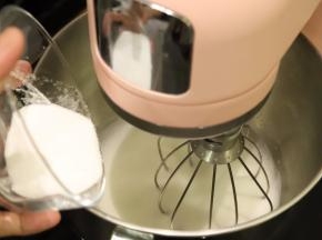 打发至有明显的纹理时，加入第三次细砂糖
