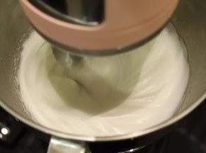 注意观察蛋白状态，蛋白细腻呈丝绸状时停止搅拌，检查蛋白