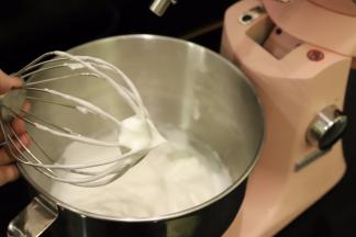 打蛋笼捞起蛋白，蛋白时短而尖的小尖角证明蛋白已经打发好了