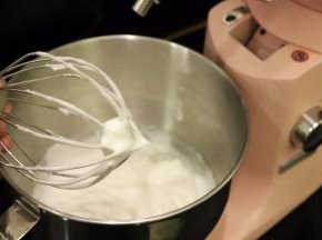 打蛋笼捞起蛋白，蛋白时短而尖的小尖角证明蛋白已经打发好了