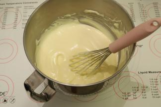 蛋白和蛋黄糊分三次上下翻拌混合均匀