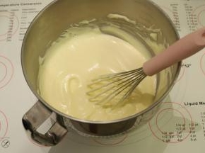 蛋白和蛋黄糊分三次上下翻拌混合均匀