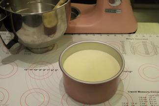 倒入学厨的六寸加高模内，轻震去气泡