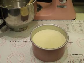 倒入学厨的六寸加高模内，轻震去气泡