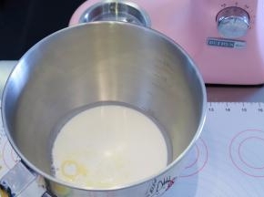 淡奶油和细砂糖倒入厨师机桶内