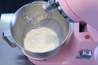 装好厨师机桶和打蛋笼