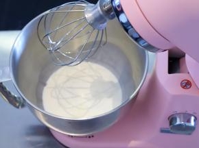 装好厨师机桶和打蛋笼