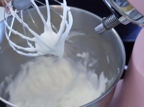 注意淡奶油状态，只需到6成发（我用了不到2分钟的时间）