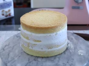 每一层蛋糕片都抹好奶油