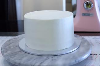 抹好整个蛋糕表面