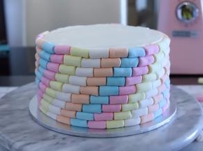 将棉花糖的颜色分好，按图片一样排列整齐