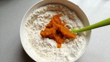 先称好面粉然后加入白糖，再加入蒸熟捣碎的南瓜泥，然后把酵母用一点点清水化开，慢慢加入面粉中把面粉拌成絮状。