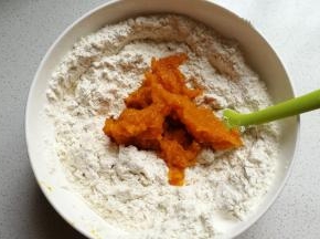 先称好面粉然后加入白糖，再加入蒸熟捣碎的南瓜泥，然后把酵母用一点点清水化开，慢慢加入面粉中把面粉拌成絮状。