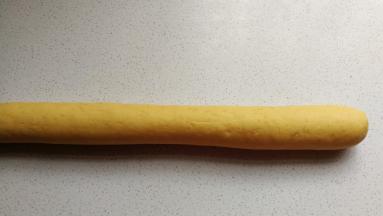 排好气以后把它戳成长条状，分成均匀的15个小剂子。