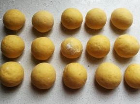再把15个小剂子搓圆，盖上保鲜膜静置十分钟左右。