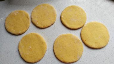 面团静置好以后，用擀面杖把它擀成圆形的面片。