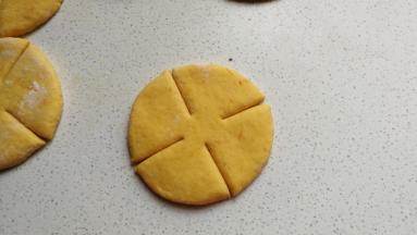 再用刮板在圆面片上割出十字割口，中间留一小部分不要割过头。