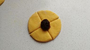 然后再取适量豆沙馅儿放在面片中间。