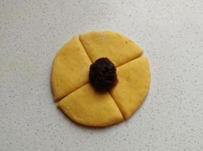 然后再取适量豆沙馅儿放在面片中间。