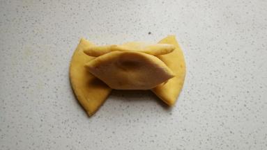 再把对应的两边合起来，在中间处捏紧。