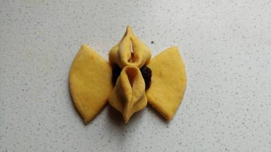 捏好后把两侧分别向外对折再次捏紧。