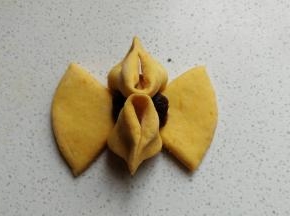 捏好后把两侧分别向外对折再次捏紧。