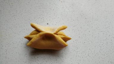 接下来把另外对应两边也合起来捏紧，这层要压住先前做的一层。