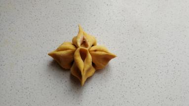 捏好后再次把两边向外对折捏紧，然后整理下让它更有型漂亮。