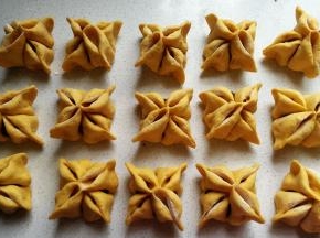接下来再按照先前的做法依次做完剩下的花馒头。
