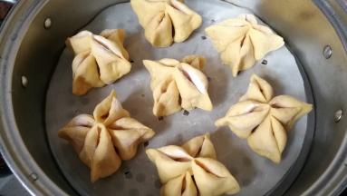 然后把做好的花馒头放入蒸锅中，冷水上锅让馒头在锅中静置醒发15到20分钟左右，醒好后再开大火蒸，水开后大火蒸15分钟关火虚蒸5分钟再揭盖。